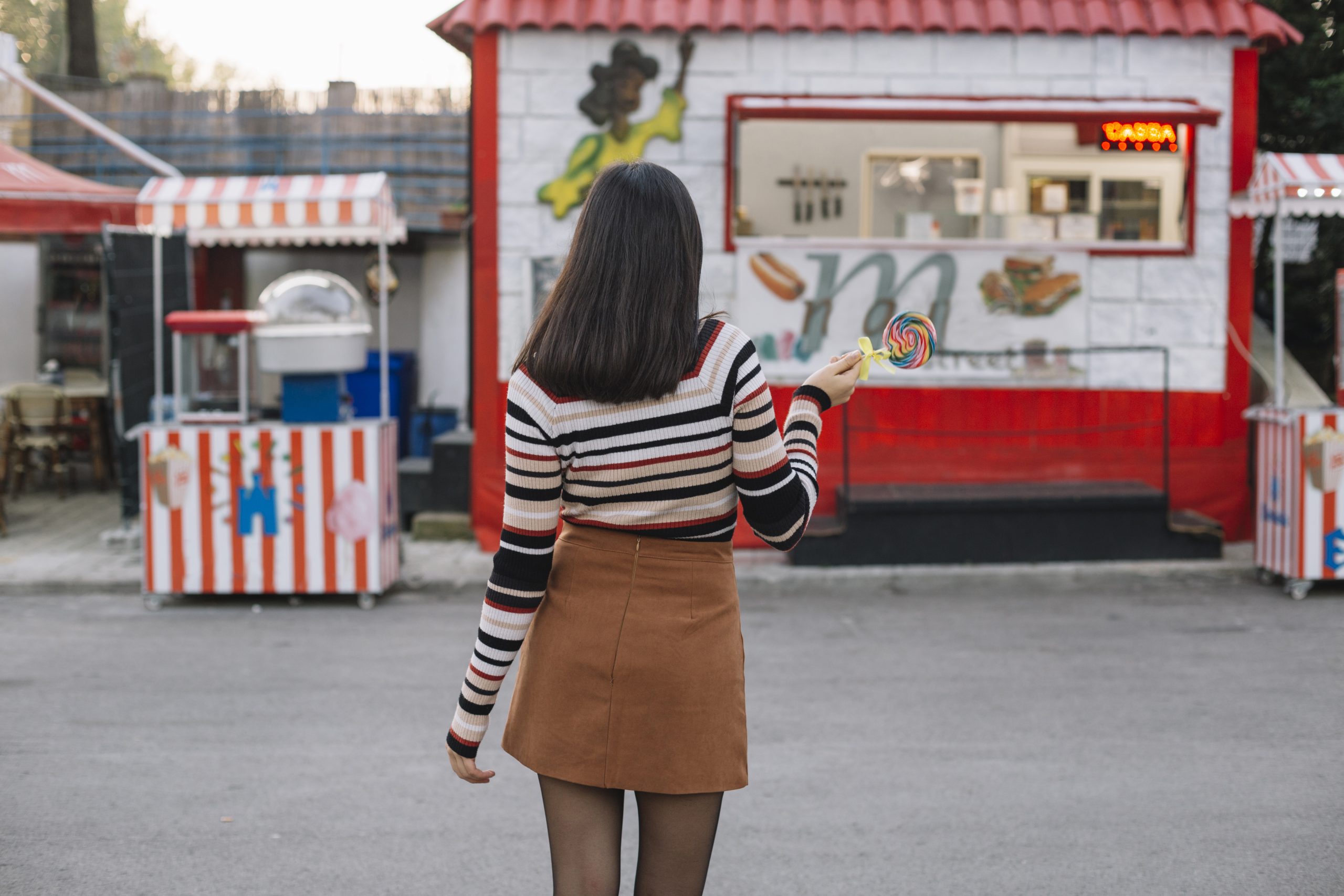 girl going to food truck